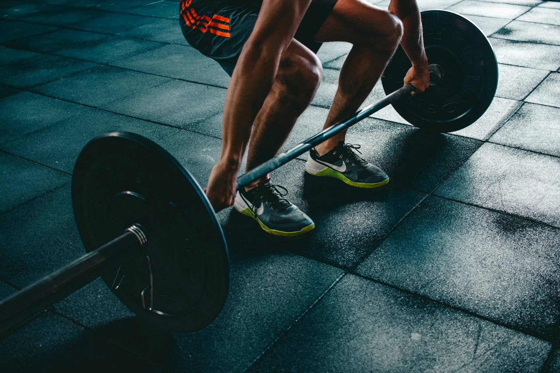 Athlète soulevant une barre dans un gym